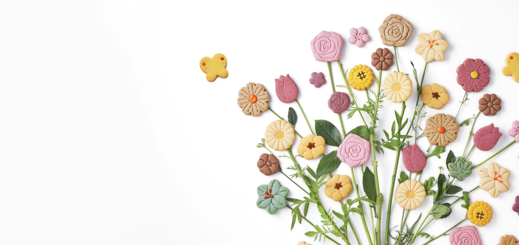 花や葉をかたどったクッキーを花束のように並べた様子
